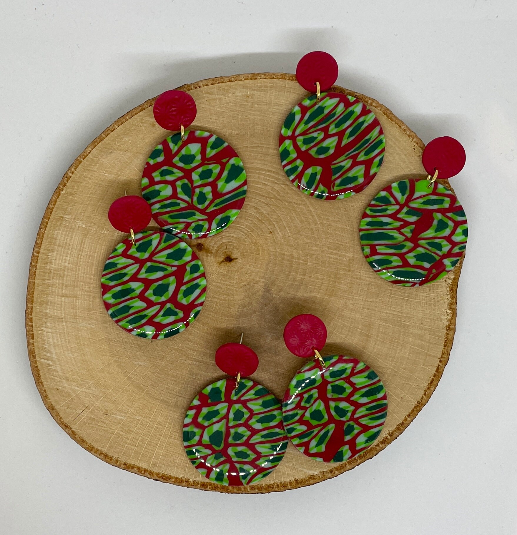 Grün-Roter Ohrschmuck Aus Polymerclay, Leicht Und Dekorativ, Nickelfrei von FeschSchniekeSchmuck