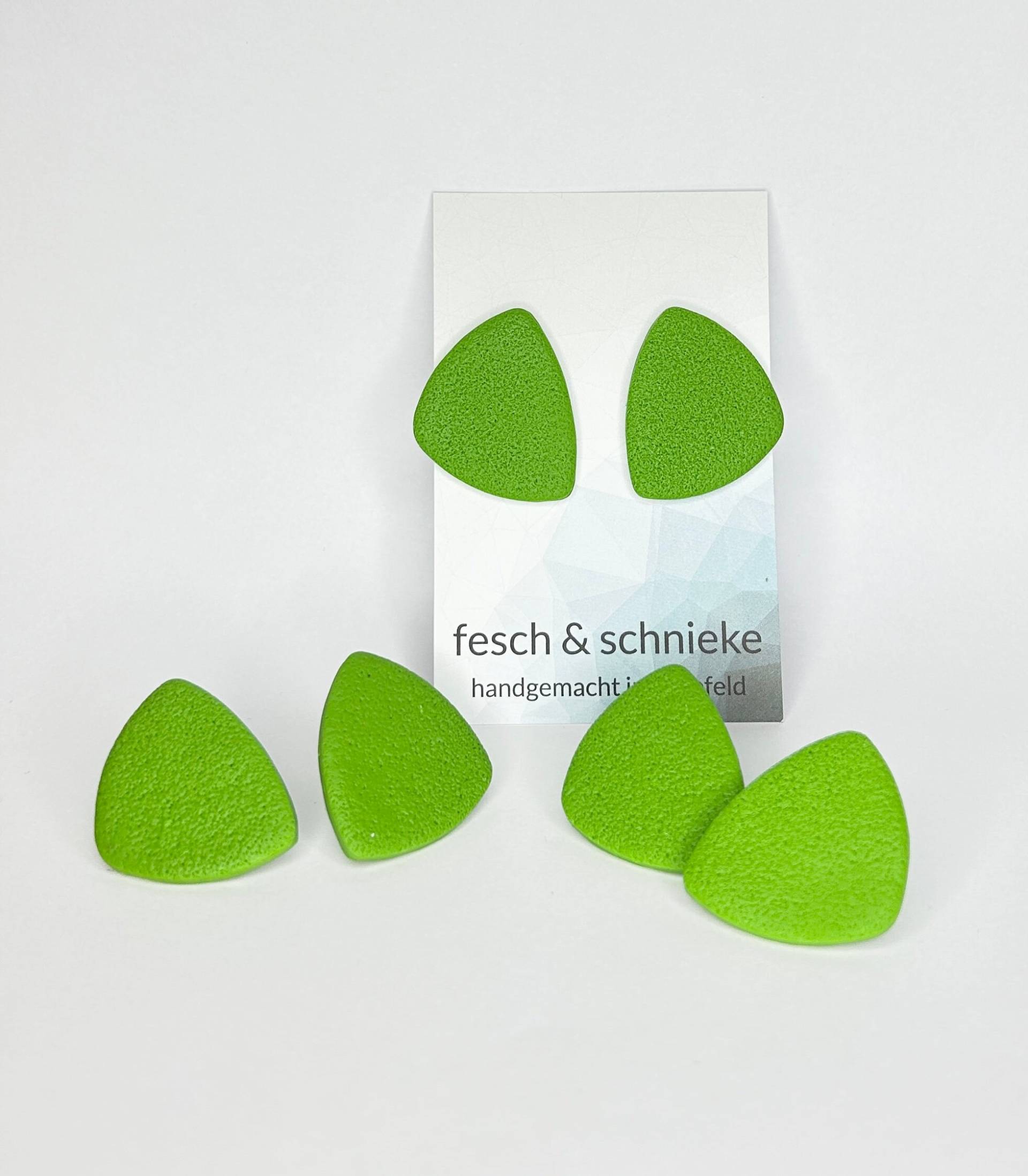 Grüne Ohrstecker Aus Polymerton, Nickelfrei von FeschSchniekeSchmuck