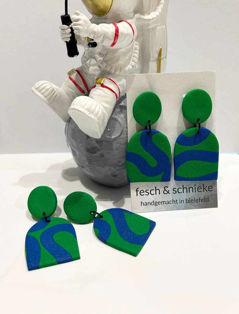 Grüner Ohrschmuck Mit Blauen Akzenten, Polymerclay Nickelfrei Grüner Ohrschmuck Mit Blauen Akzenten, Polymerclay Nickelfrei von FeschSchniekeSchmuck