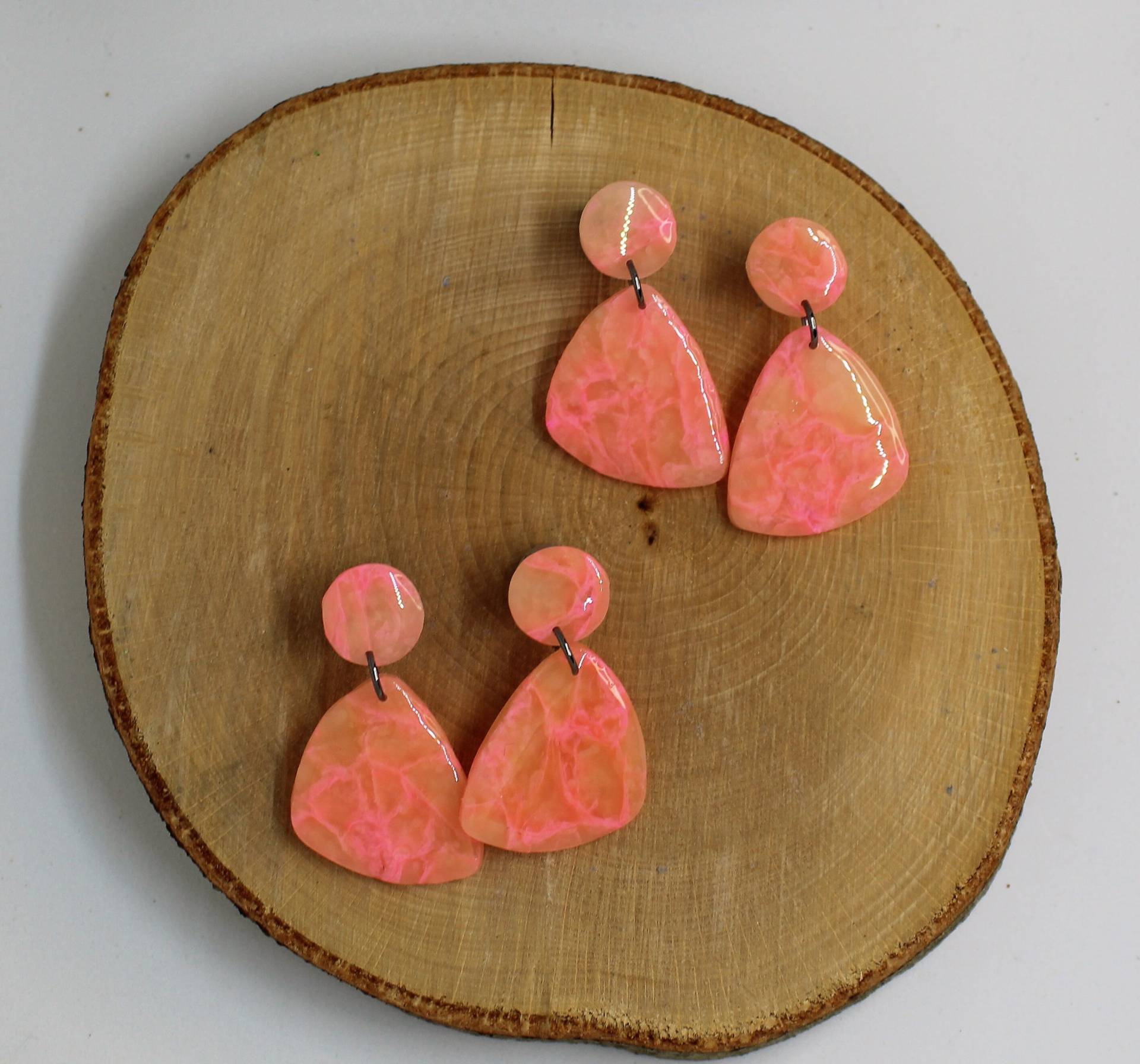 Marmorierter Rosafarbiger Ohrschmuck Aus Polymerclay, Leicht Und Dekorativ, Nickelfrei von FeschSchniekeSchmuck