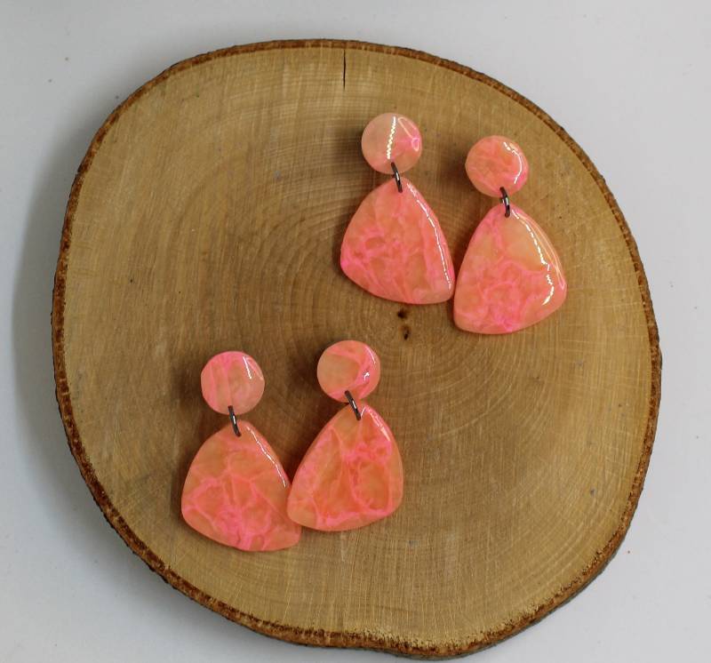 Marmorierter Rosafarbiger Ohrschmuck Aus Polymerclay, Leicht Und Dekorativ, Nickelfrei Marmorierter Rosafarbiger Ohrschmuck Aus Polymerclay, Leicht Und Dekorativ, Nickelfrei von FeschSchniekeSchmuck
