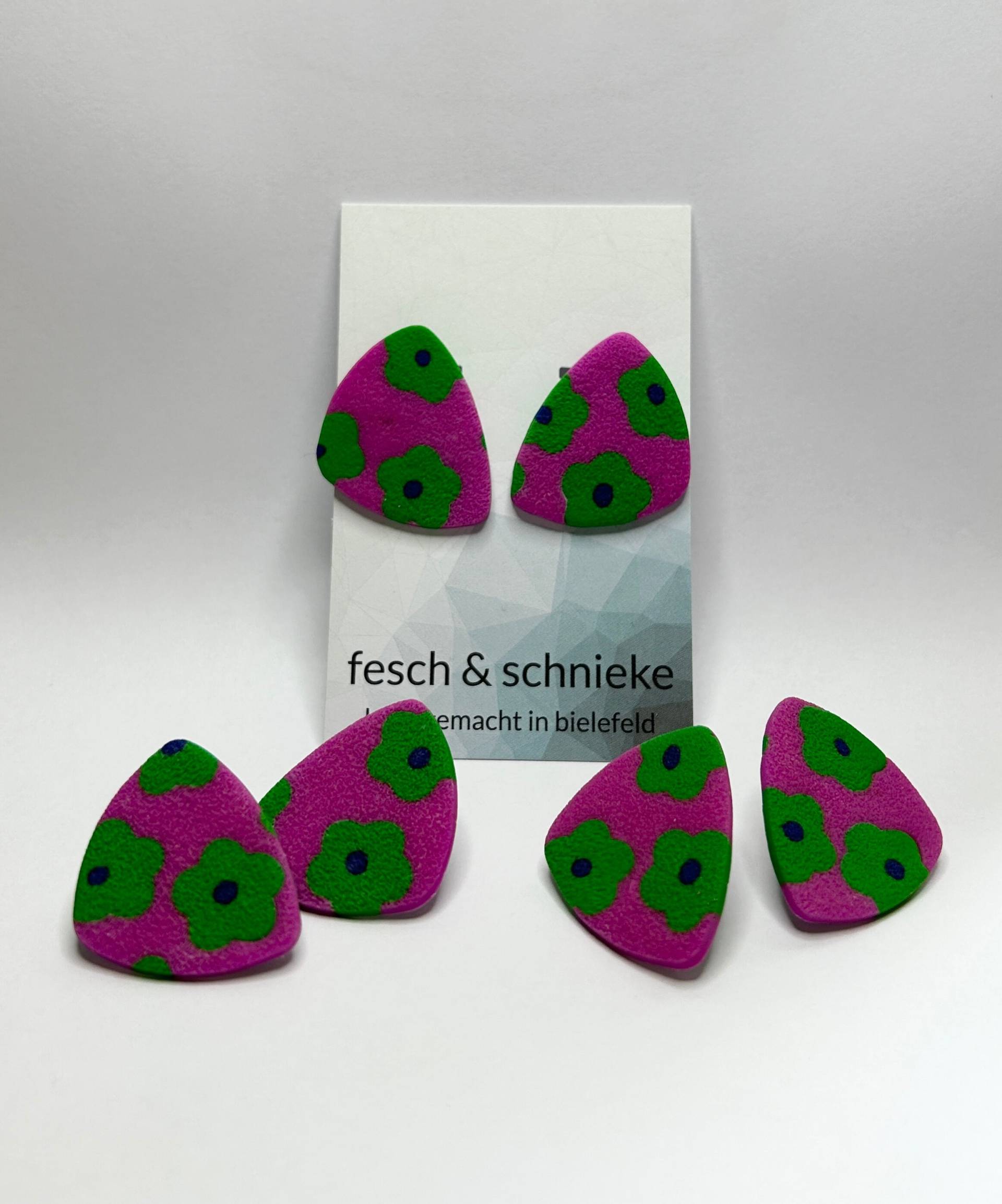 Pinke Ohrstecker Mit Blumenmuster Aus Polymerton, Nickelfrei von FeschSchniekeSchmuck
