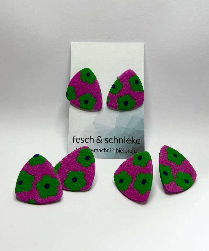 Pinke Ohrstecker Mit Blumenmuster Aus Polymerton, Nickelfrei von FeschSchniekeSchmuck