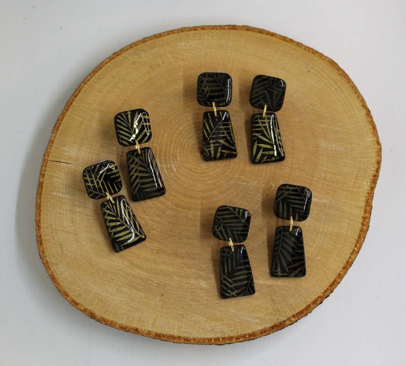 Schwarzer Ohrschmuck Aus Polymerclay, Leicht Und Dekorativ, Nickelfrei von FeschSchniekeSchmuck