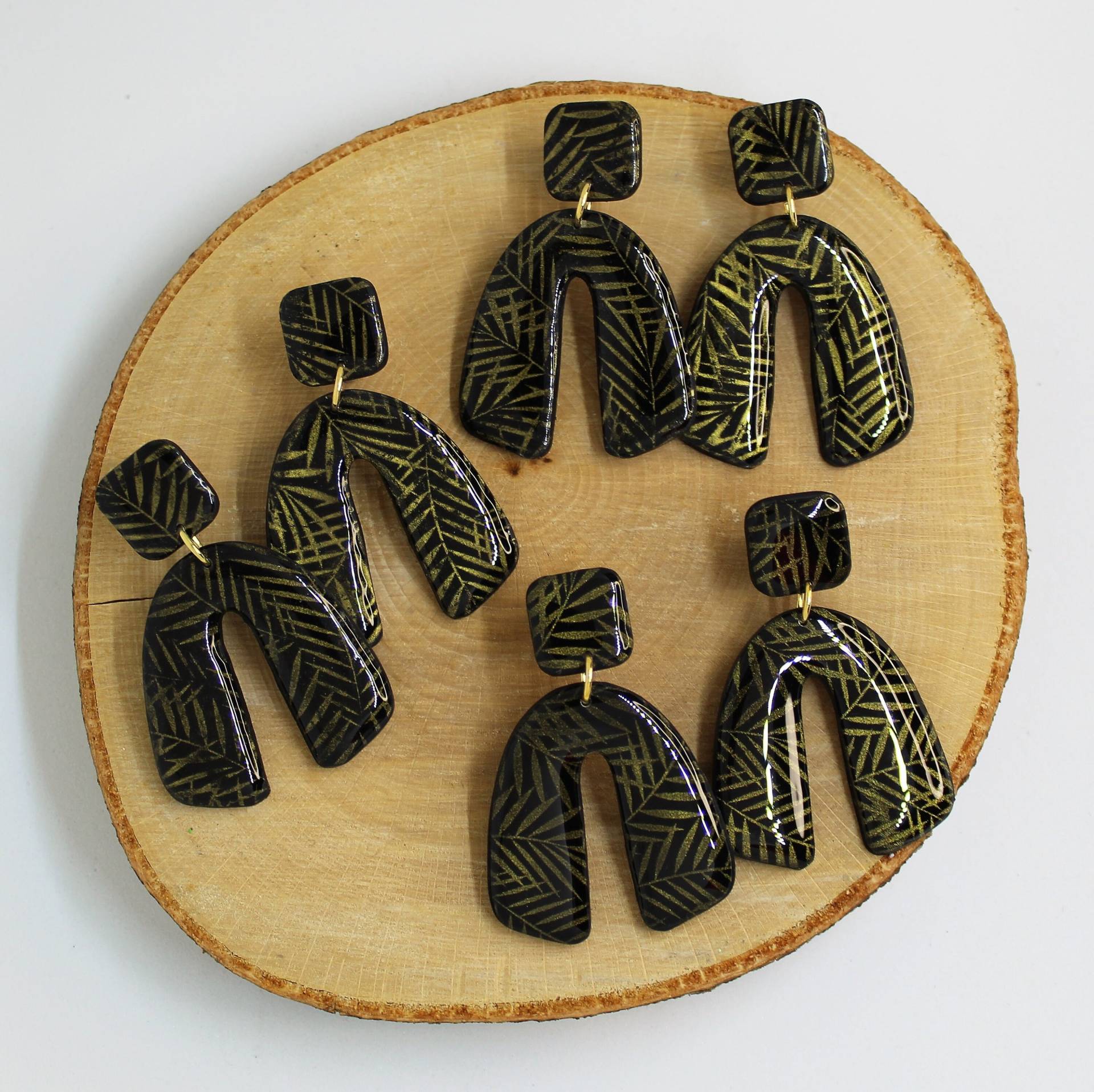 Schwarzer Ohrschmuck Aus Polymerclay, Mit Goldenem Muster, Leicht Und Dekorativ, Nickelfrei von FeschSchniekeSchmuck