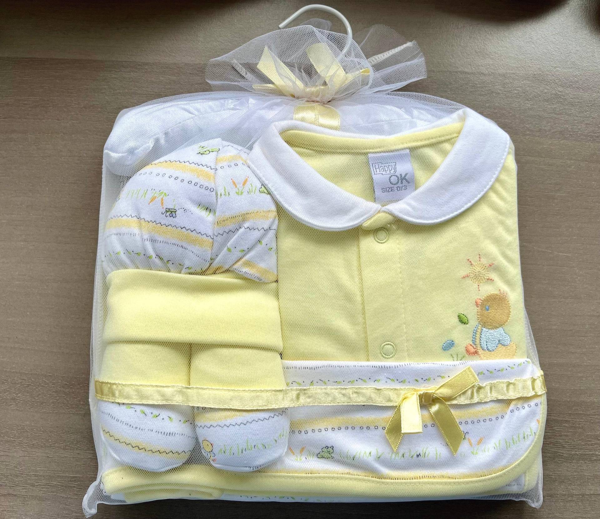 Charmantes Baby Geschenk Geschenkset Erstlingsset Geburt Mädchen Jungen „Ente Gelb" Neugeborene 6-Teilig Baumwolle von Feshkimo