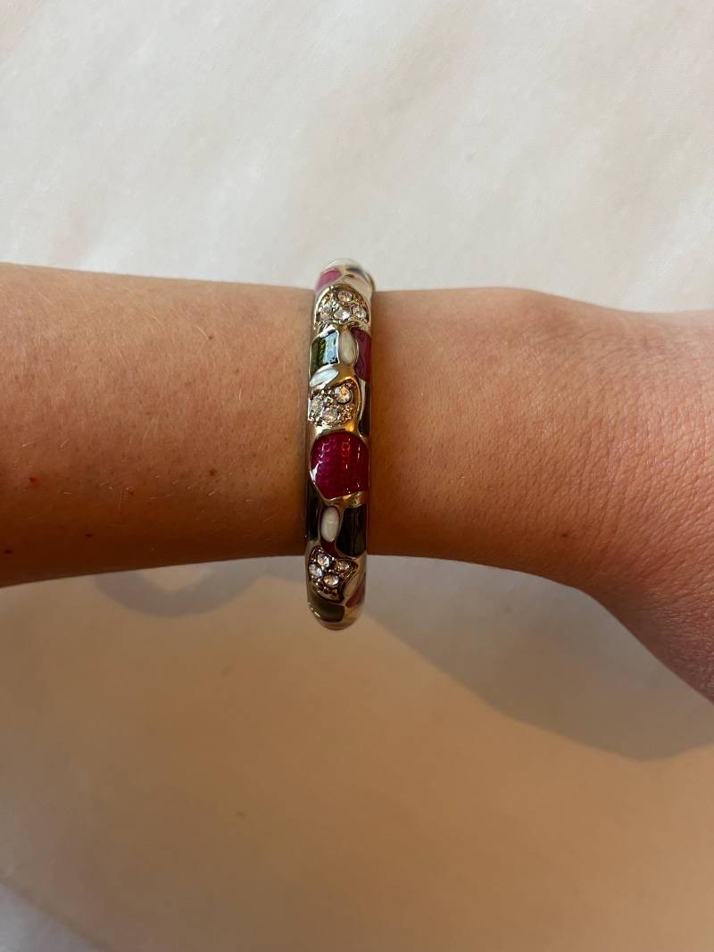 Funkelndes Damen Armband Armreif Emaille Optik Rosa/Grün/Weiß Handbemalt Mit 22 Steinen Und Schnappverschluss Funkelndes Damen Armband Armreif Emaille Optik Rosa/Grün/Weiß Handbemalt Mit 22 Steinen Und Schnappverschluss von Feshkimo