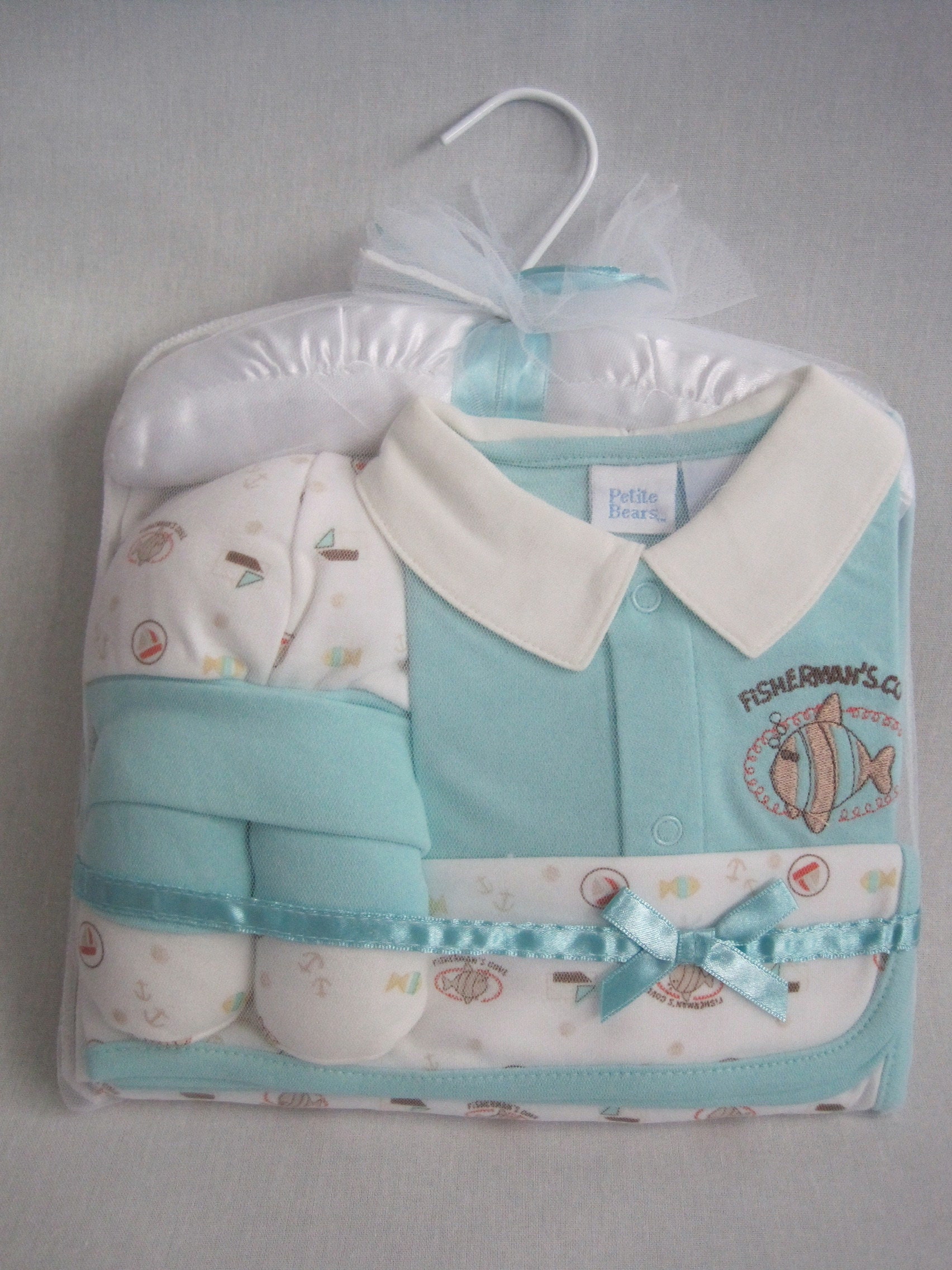 Niedliches Baby Geschenkset Erstlingsset „Fisch Türkis" Neugeborene 6-Teilig Baumwolle Niedliches Baby Geschenkset Erstlingsset „Fisch Türkis" Neugeborene 6-Teilig Baumwolle von Feshkimo