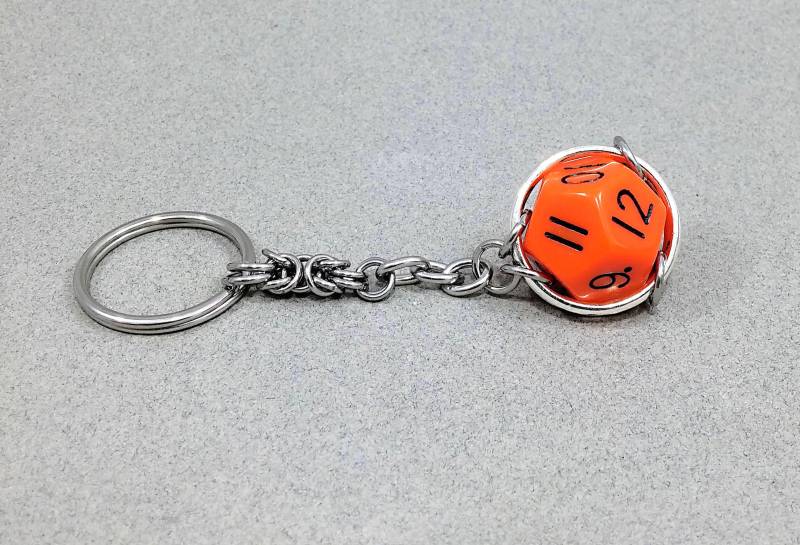 Würfel Schlüsselanhänger, W12 Käfig Chainmaille Würfelschlüssel Charm, Glücksbringer, Gewickelter Schlüsselanhänger Unter 10 Dollar Geschenk von FestiJe