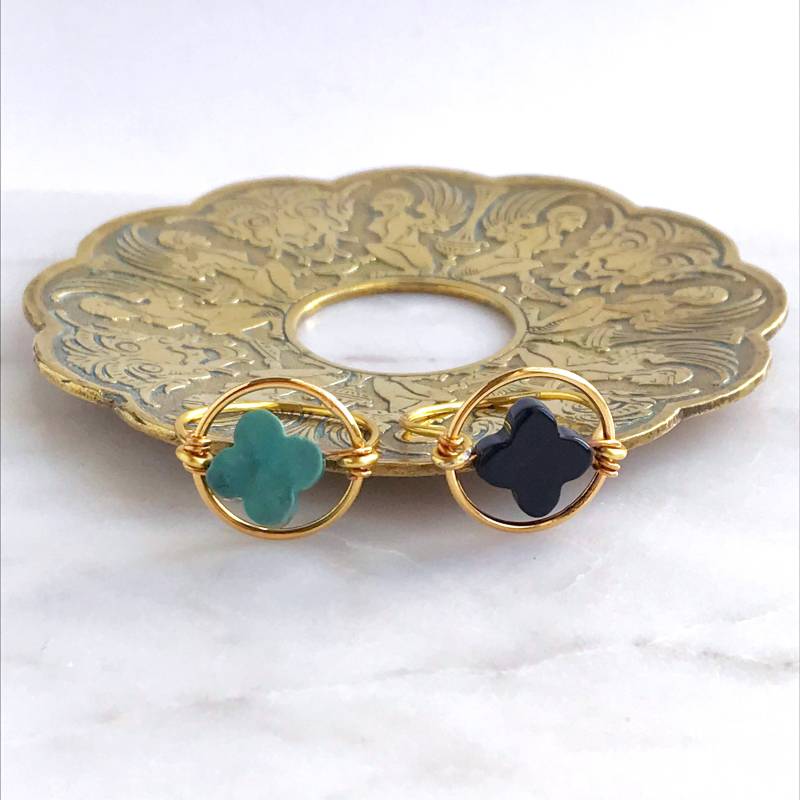 Clover-Kreisring Und Türkisfarbener Kleestein, Vergoldet Clover-Kreisring Und Türkisfarbener Kleestein, Vergoldet von FetichesCollection
