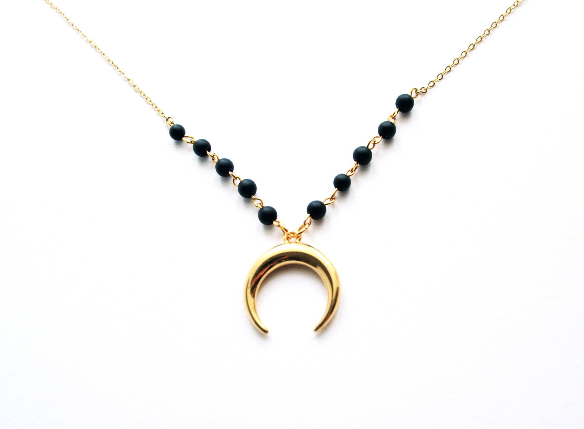 Moon Halskette Mit Onyxperlen Und Halbmondanhänger, Feine Kette, Vergoldet Moon Halskette Mit Onyxperlen Und Halbmondanhänger, Feine Kette, Vergoldet von FetichesCollection