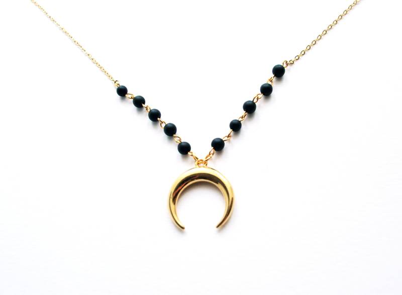 Moon Halskette Mit Onyxperlen Und Halbmondanhänger, Feine Kette, Vergoldet Moon Halskette Mit Onyxperlen Und Halbmondanhänger, Feine Kette, Vergoldet von FetichesCollection