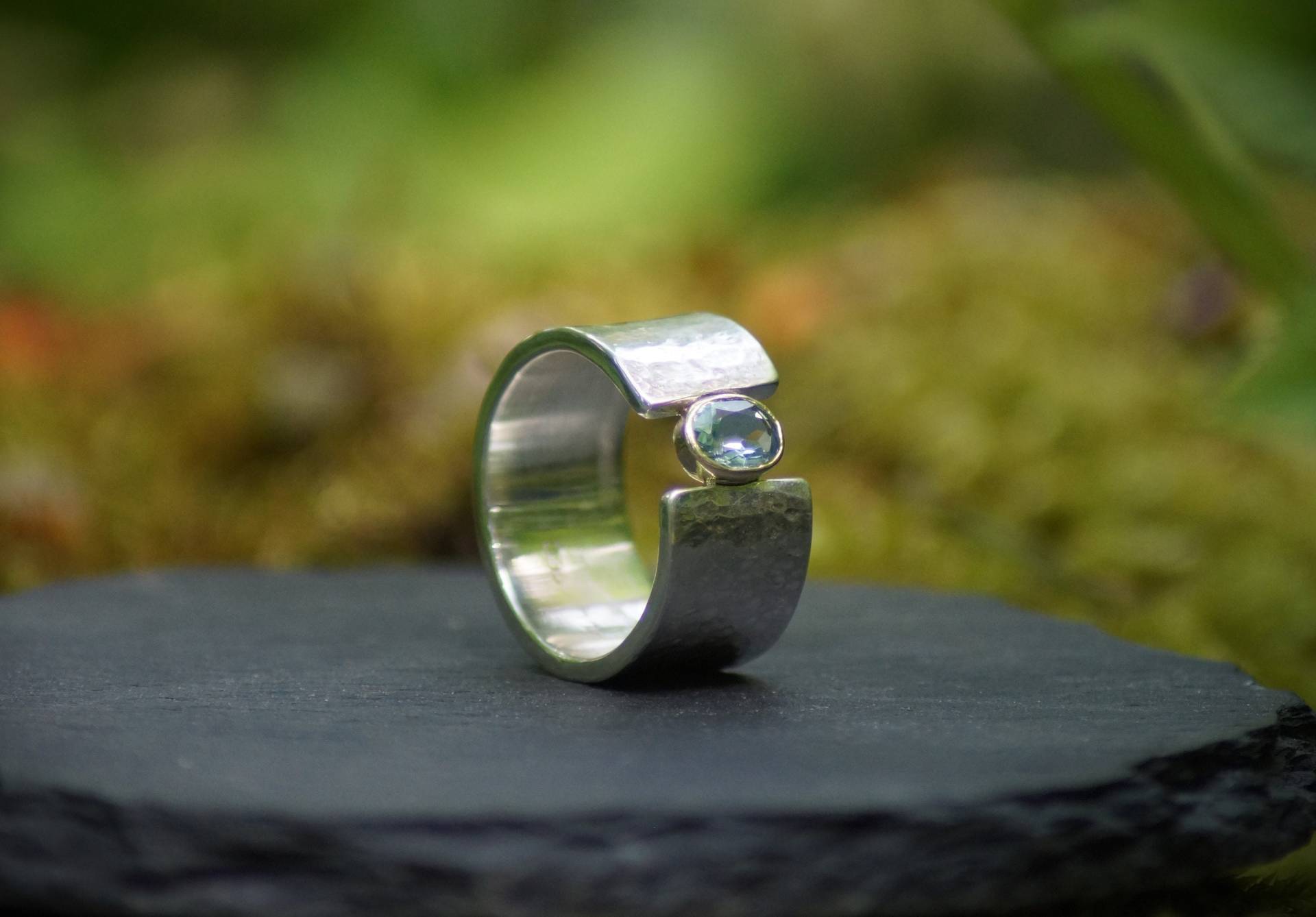 Handgemachter Ring Mit Goldgefasstem Aquamarin Handgemachter Ring Mit Goldgefasstem Aquamarin von Feuerschmuck