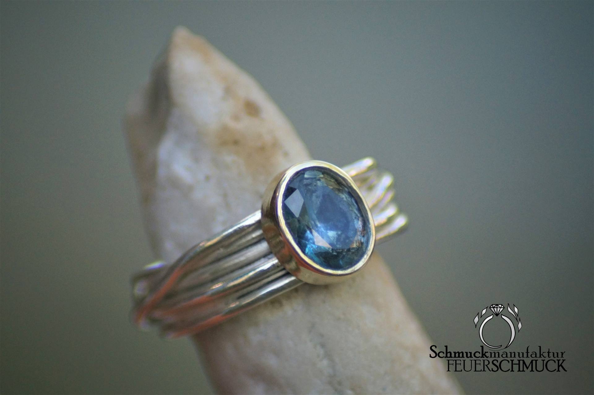 Ring Mit Aquamarin Und Goldfassung Ring Mit Aquamarin Und Goldfassung von Feuerschmuck