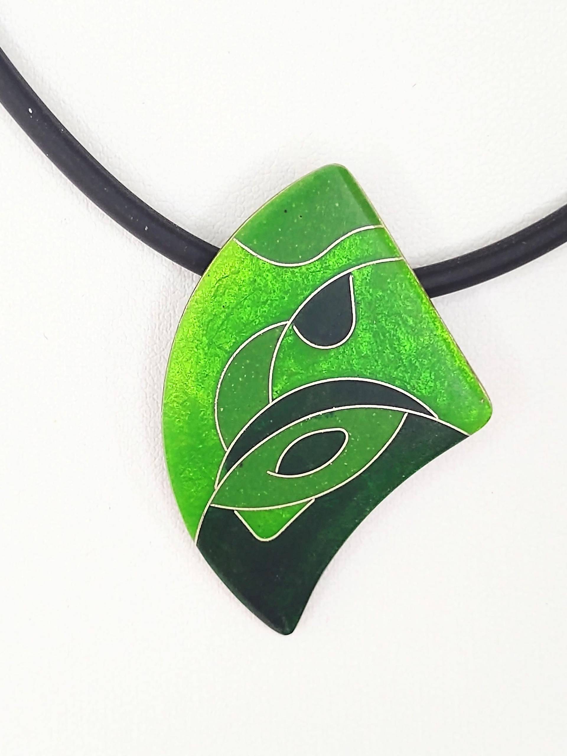 Anhänger Asymmetrisch Mit Silberdrahtmuster Und Emaille in Grün Geschenk Geburtstag Emailleschmuck Unikatschmuck Handarbeit Emailschmuck von FeuerschmuckSander