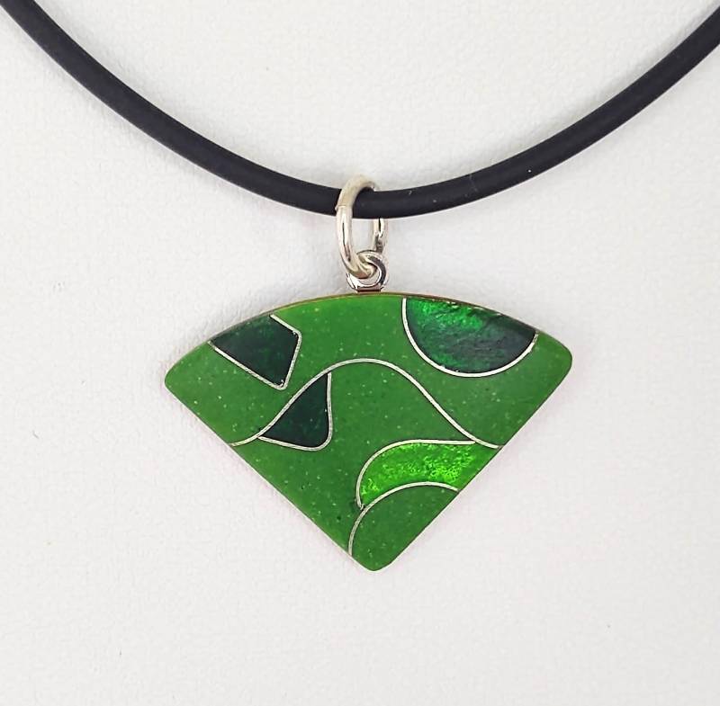 Anhänger Dreieck Mit 925Er Silberdraht Und Emaille in Grüntönen Geschenk Unikat Emailleschmuck Unikatschmuck Handarbeit von FeuerschmuckSander