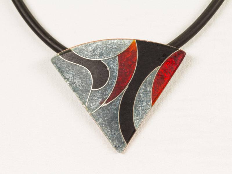 Anhänger Dreieck Mit Emaille in Schwarz-Grau-Rot Leicht Gewölbt Oberfläche Matt Unikatschmuck Geschenk Zum Geburtstag Emailleschmuck von FeuerschmuckSander
