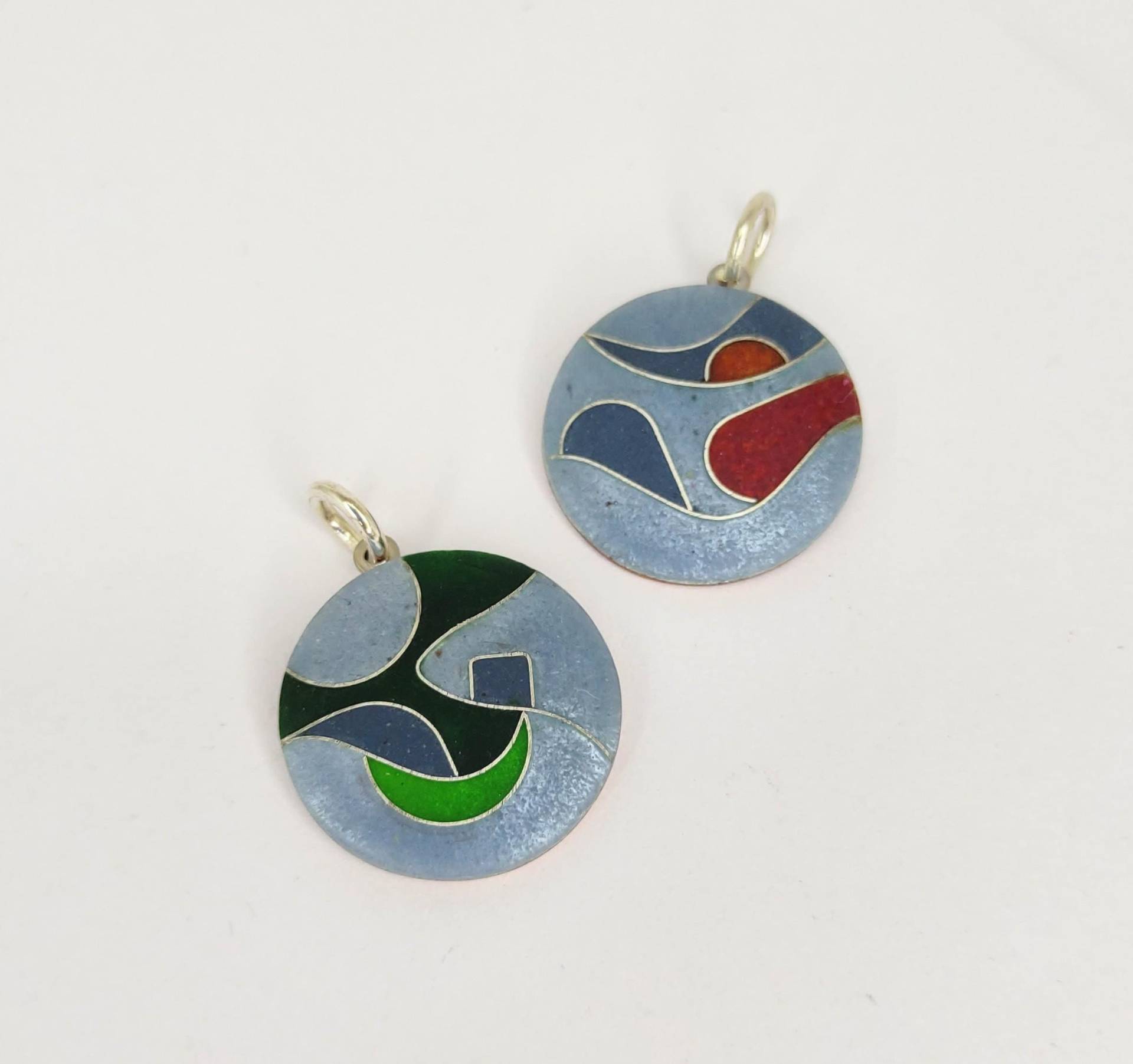Anhänger Grau Rot Oder Grün Mit Silberdraht Muster Emailleschmuck Unikatschmuck Handarbeit Geschenk Für Die Freundin Damenschmuck Anhänger Grau Rot Oder Grün Mit Silberdraht Muster Emailleschmuck Unikatschmuck Handarbeit Geschenk Für Die Freundin Damenschmuck von FeuerschmuckSander