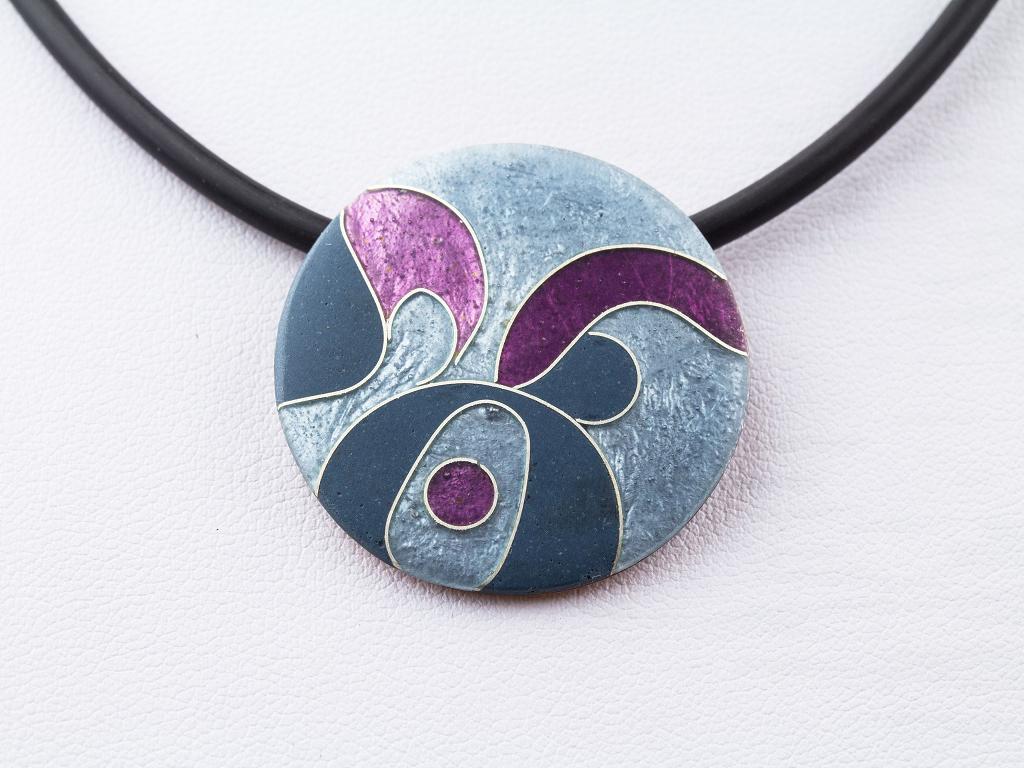 Anhänger Rund Mit Silberdrähten Und Emaille in Grau-Lila Unikatschmuck Emailschmuck Emailleschmuck Geschenk Für Die Freundin von FeuerschmuckSander
