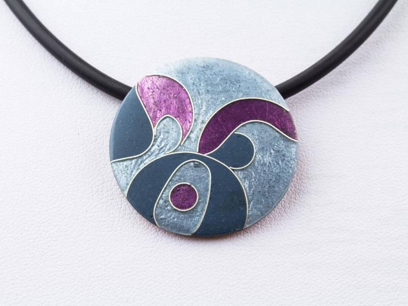 Anhänger Rund Mit Silberdrähten Und Emaille in Grau-Lila Unikatschmuck Emailschmuck Emailleschmuck Geschenk Für Die Freundin von FeuerschmuckSander