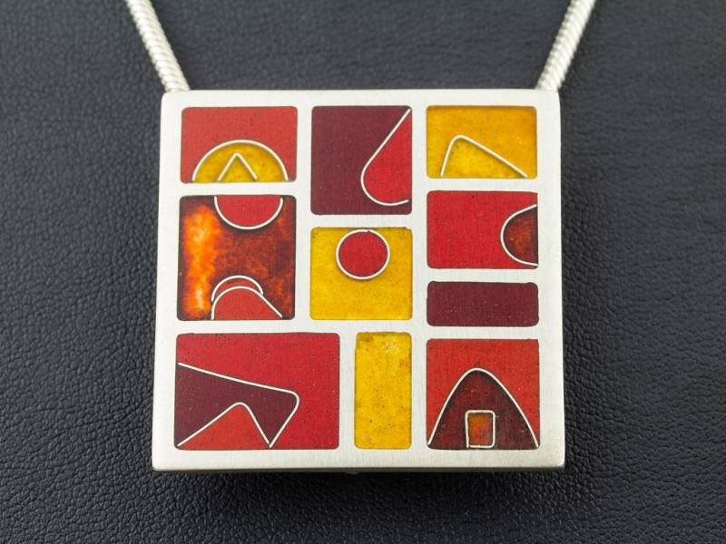 Außergewöhnlicher Silberanhänger Quadrat Emaille Verschiedene Rottöne Emailschmuck Geschenk Für Omas Unikatschmuck Emailleschmuck von FeuerschmuckSander
