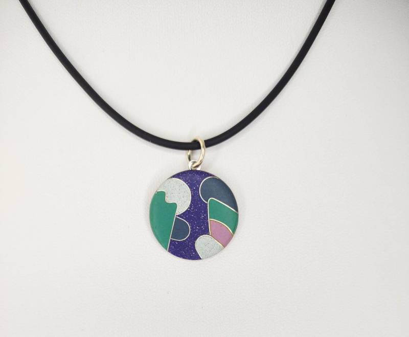 Bunter Anhänger Mit Emaille in Lila Rosa Grün Grau Hellgrau Silberdrahtmuster Handarbeit Geschenk Geburtstag Emailleschmuck Unikatschmuck von FeuerschmuckSander