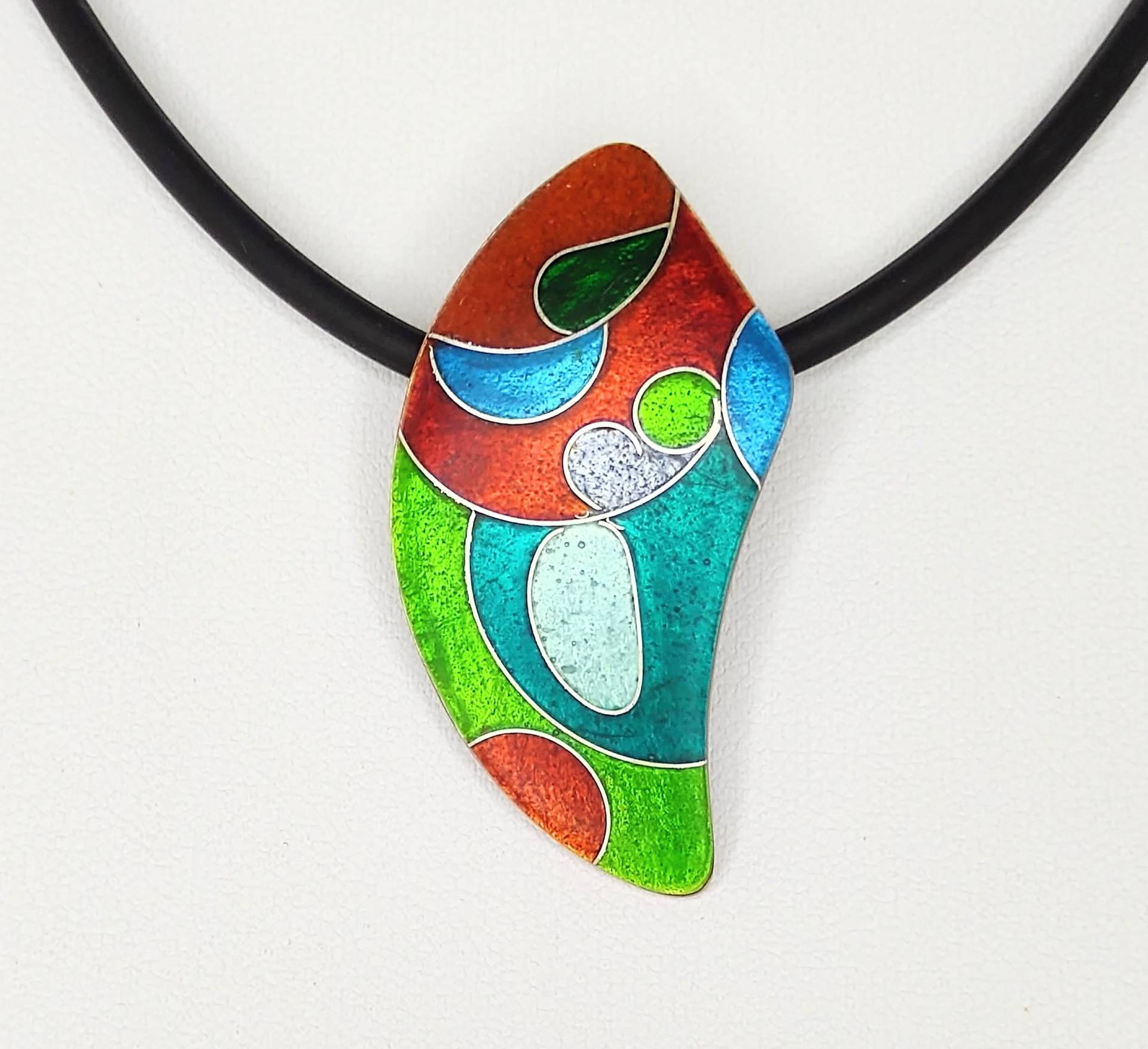 Bunter Emaille-Anhänger Asymmetrisch in Rot Blau Grün Türkis Oberfläche Matt Emailleschmuck Unikatschmuck Geschenk Für Die Freundin von FeuerschmuckSander