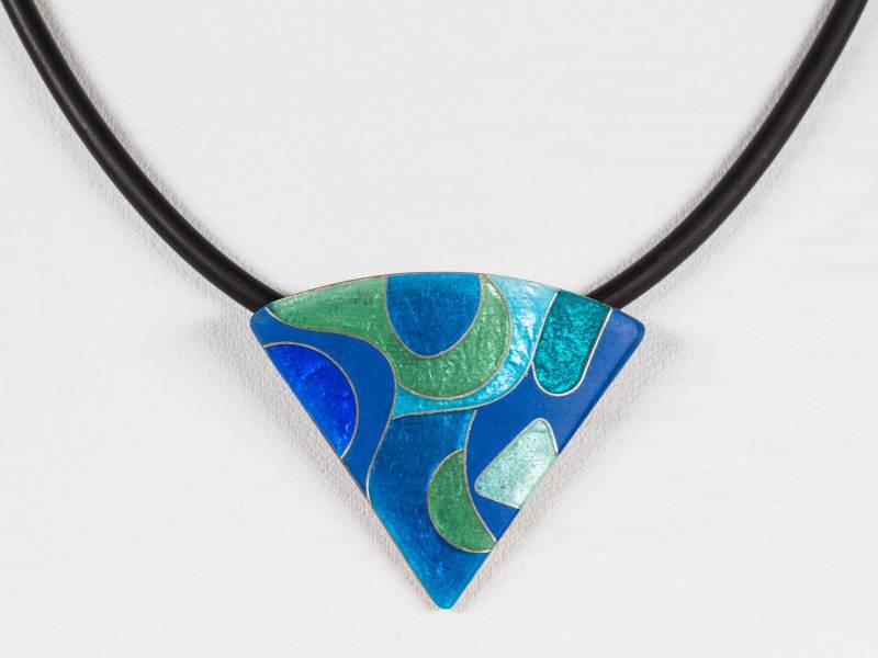 Emaille-Anhänger Dreieck in Blautönen Türkis Und Grüntönen Gewölbt Oberfläche Matt Geburtstagsgeschenk Unikatschmuck Handarbeit von FeuerschmuckSander