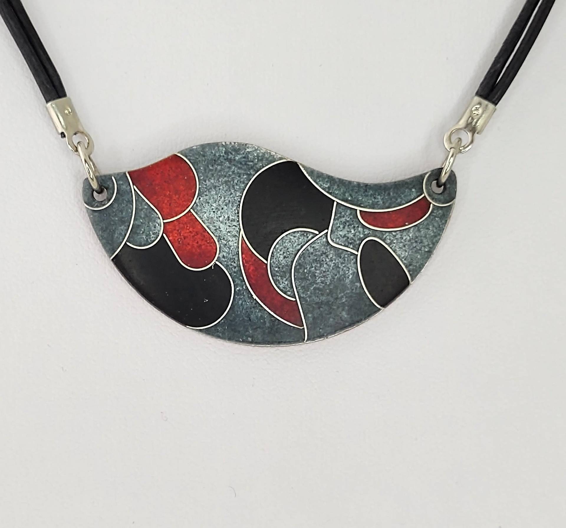 Emaille-Anhänger Schwarz-Grau-Rot Gewölbt Mit Lederband Und Matter Oberfläche Komplett Geschenk Für Die Mutter Weihnachten Unikatschmuck von FeuerschmuckSander