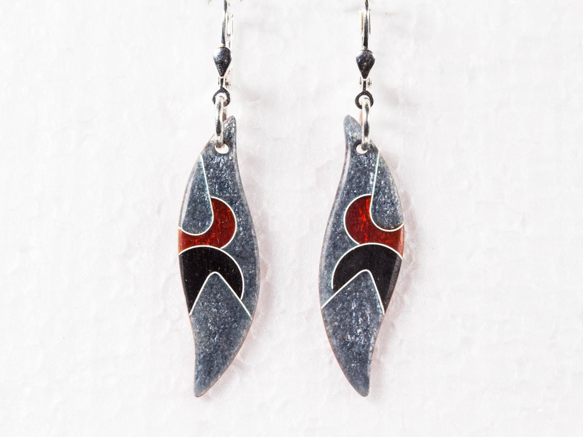 Emaille-Ohrhänger in Schwarz-Grau-Rot, Matte Oberfläche, Handgefertigt, Klappbrisur 925Er Silber, Geschenk Für Die Freundin, Weihnachten von FeuerschmuckSander