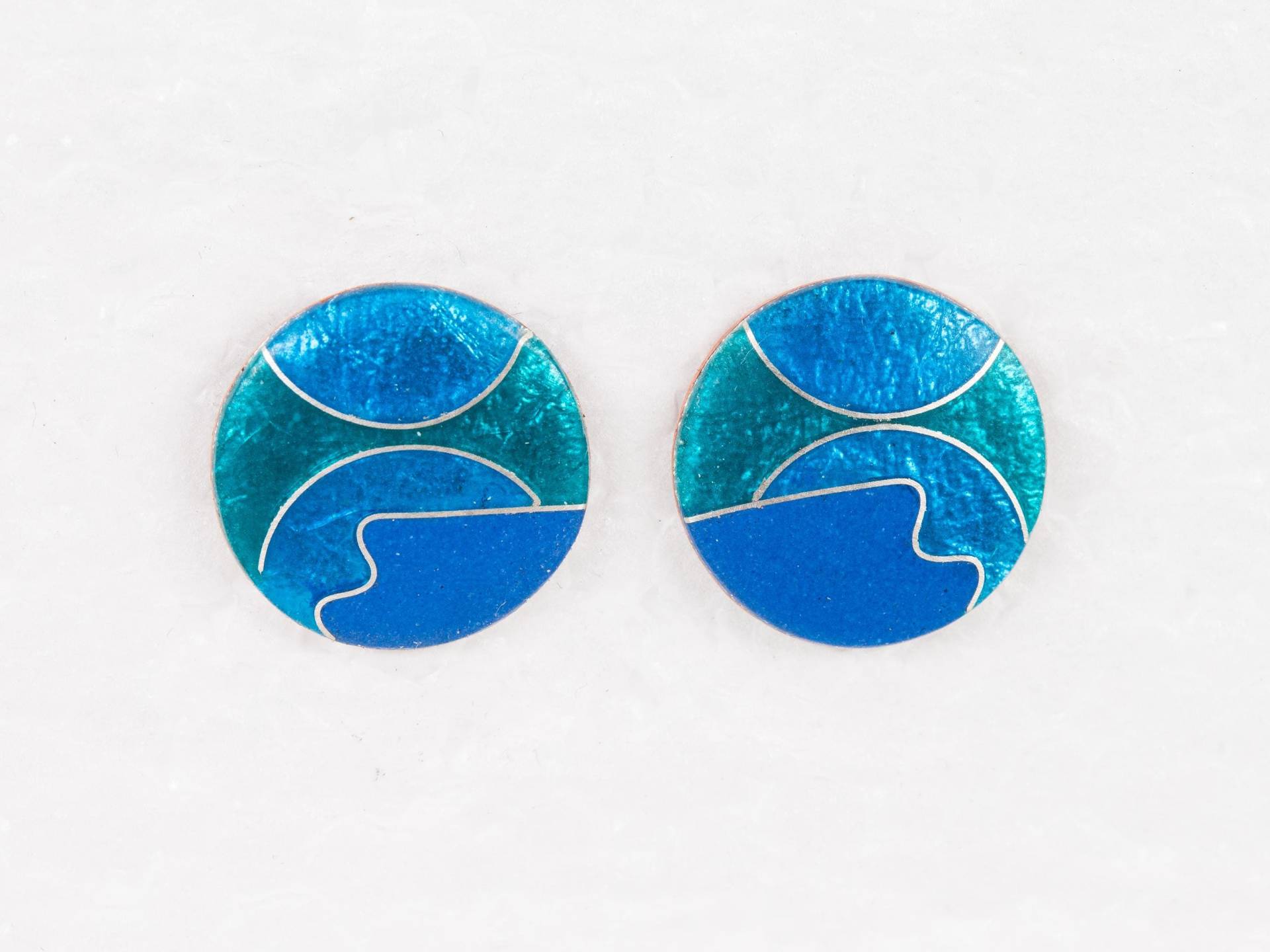 Emaille-Ohrstecker Blau-Türkis Mit 925Er Silberdraht-Muster Rund Plan Oberfläche Matt Handarbeit Geburtstag Emailleschmuck Unikatschmuck Emaille-Ohrstecker Blau-Türkis Mit 925Er Silberdraht-Muster Rund Plan Oberfläche Matt Handarbeit Geburtstag Emailleschmuck Unikatschmuck von FeuerschmuckSander
