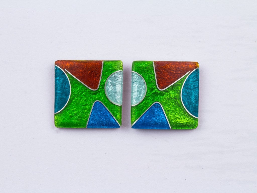 Emaillierte Ohrstecker in Bunten Transparenten Farben Wie Grün, Blau, Rot Und Helltürkis. Gewölbt, Matte Oberfläche, Handarbeit, Blickfang von FeuerschmuckSander