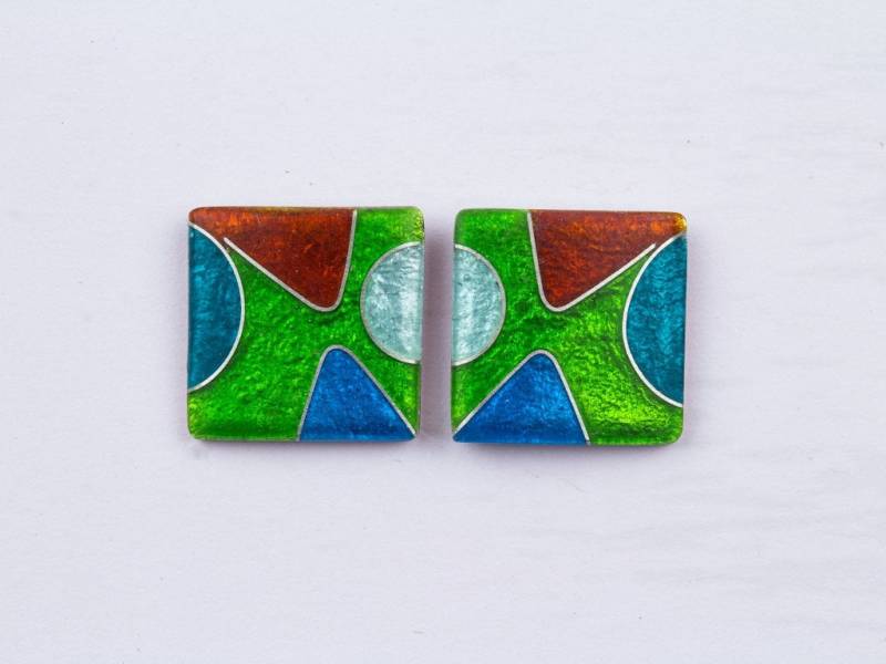 Emaillierte Ohrstecker in Bunten Transparenten Farben Wie Grün, Blau, Rot Und Helltürkis. Gewölbt, Matte Oberfläche, Handarbeit, Blickfang von FeuerschmuckSander