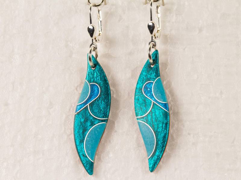 Handgefertigte Emaille-Ohrhänger Mit Silberdrahtmuster Und Emaillefarben in Türkistönen, Oberfläche Matt, Schmale Form, Geschenk von FeuerschmuckSander