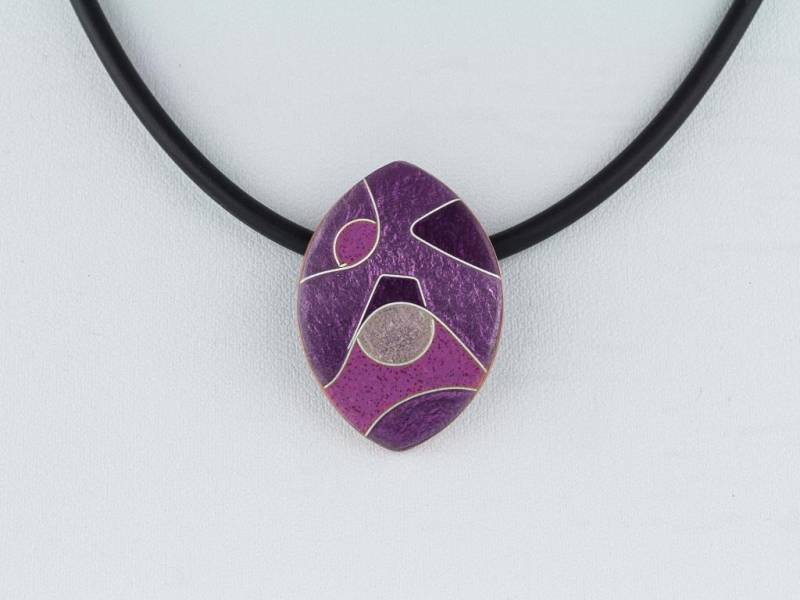 Handgefertigter Emaille-Anhänger in Lilatönen Emailliert Oval Gewölbt Damenschmuck Emailleschmuck Unikatschmuck Geburtstag von FeuerschmuckSander