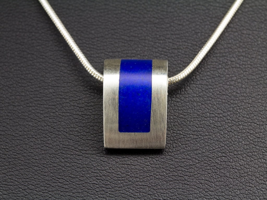 Kleiner Silberanhänger Gewölbt Mit Blauem Emaille Oberfläche Matt Handarbeit Unikatschmuck Emailleschmuck Geschenk Für Die Oma von FeuerschmuckSander