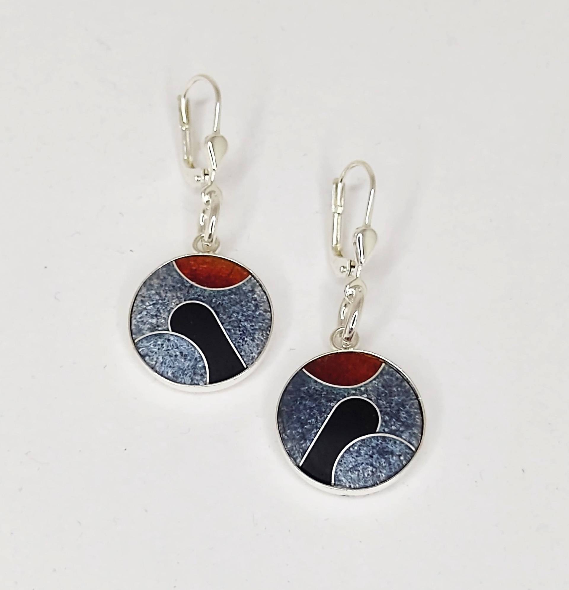 Ohrhänger Emaille in 925Er Silberfassung Silberdrahtmuster Hängeohrring Schwarz Grau Rot Emailleschmuck Handarbeit Geburtstagsgeschenk Ohrhänger Emaille in 925Er Silberfassung Silberdrahtmuster Hängeohrring Schwarz Grau Rot Emailleschmuck Handarbeit Geburtstagsgeschenk von FeuerschmuckSander