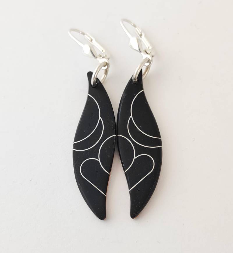 Ohrhänger Mit Emaille in Schwarz 925Er Silberdraht Wellig Emailleschmuck Unikatschmuck Geschenk Für Die Freundin Handarbeit Geburtstag von FeuerschmuckSander