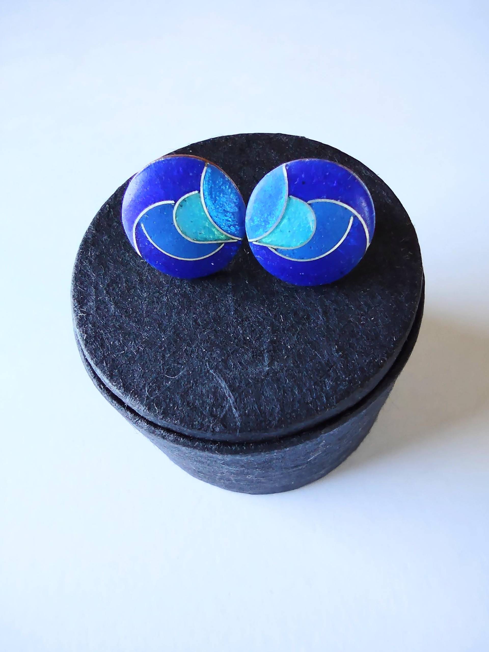 Ohrstecker Mit Emaille in Blau 13 Mm Durchmesser Emailleschmuck Emaillestecker Unikatschmuck Ohrringe Geschenk Für Die Freundin von FeuerschmuckSander