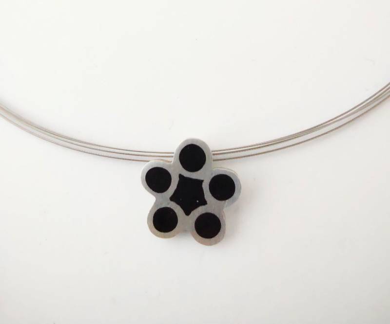 Silberanhänger Mit Emaille in Schwarz Und Edelstahl-Halsreif 4Fädig Komplett, Emailleschmuck Unikatschmuck Geschenk Für Die Liebste von FeuerschmuckSander