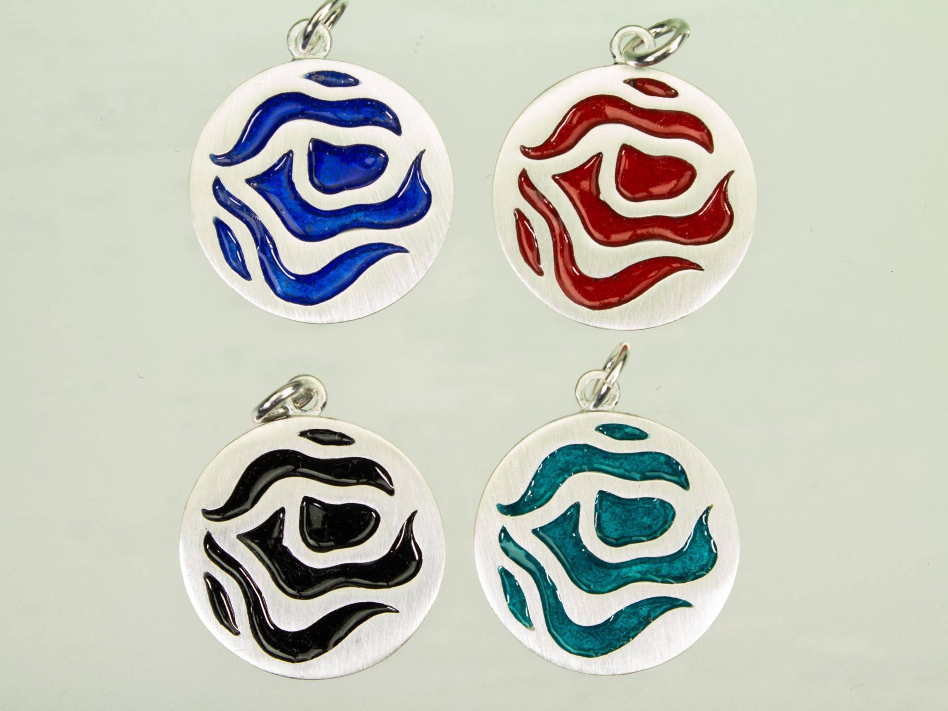 Silberanhänger Rund Mit Emaillefarben in Blau, Rot, Schwarz Oder Türkis Silber Matt Gebürstet Emaille Glänzend Emailleschmuck Unikatschmuck von FeuerschmuckSander