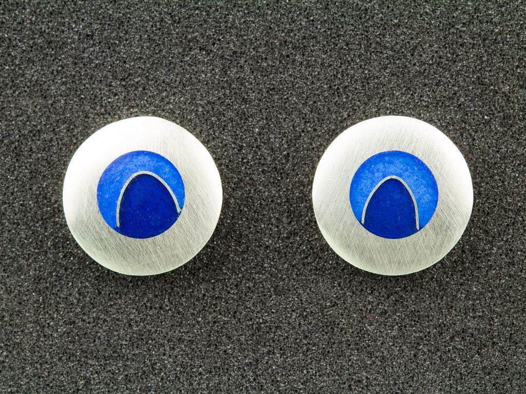 Silberstecker Mit Zwei Verschiedenen Blautönen in Emaille Und Einem Silberdraht 925Er Silber Unikatschmuck Matt Damen - Herrenschmuck von FeuerschmuckSander