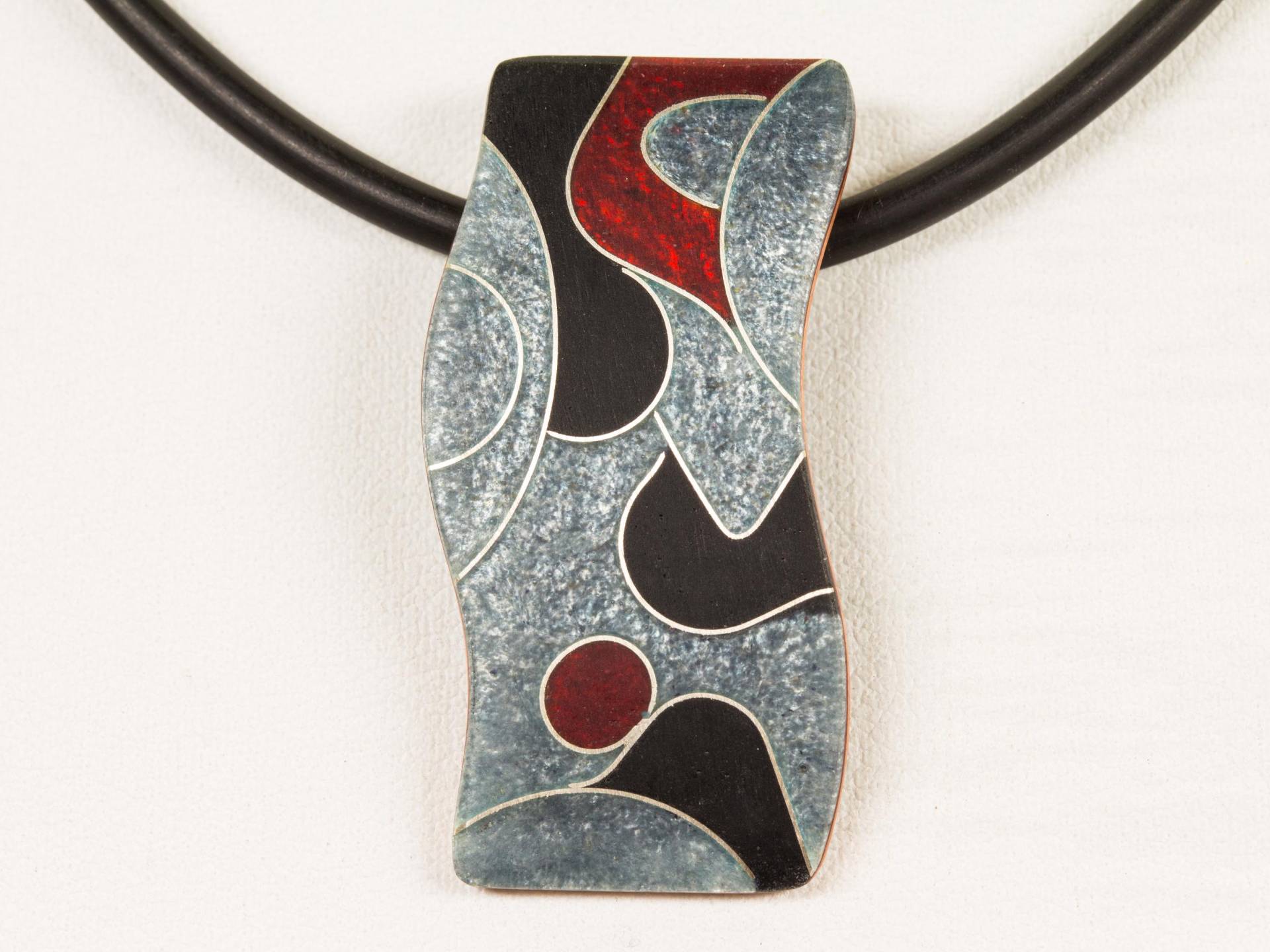 Welliger Anhänger Mit Emaille in Schwarz-Grau-Rot Gewölbt Unikatschmuck Geschenk Zum Geburtstag Emailleschmuck Handarbeit Emailschmuck von FeuerschmuckSander