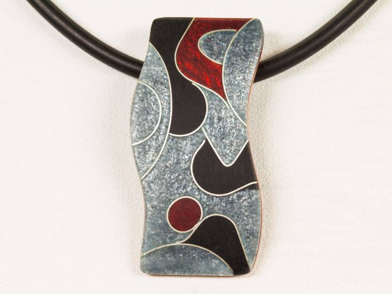 Welliger Anhänger Mit Emaille in Schwarz-Grau-Rot Gewölbt Unikatschmuck Geschenk Zum Geburtstag Emailleschmuck Handarbeit Emailschmuck von FeuerschmuckSander