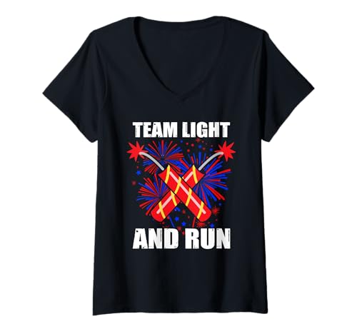 Damen Team Light and Run Feuerwerk Pyrotechniker 4th of July T-Shirt mit V-Ausschnitt Damen Team Light and Run Feuerwerk Pyrotechniker 4th of July T-Shirt mit V-Ausschnitt von Feuerwerk Böllern Sprüche & Pyrotechniker Outfit