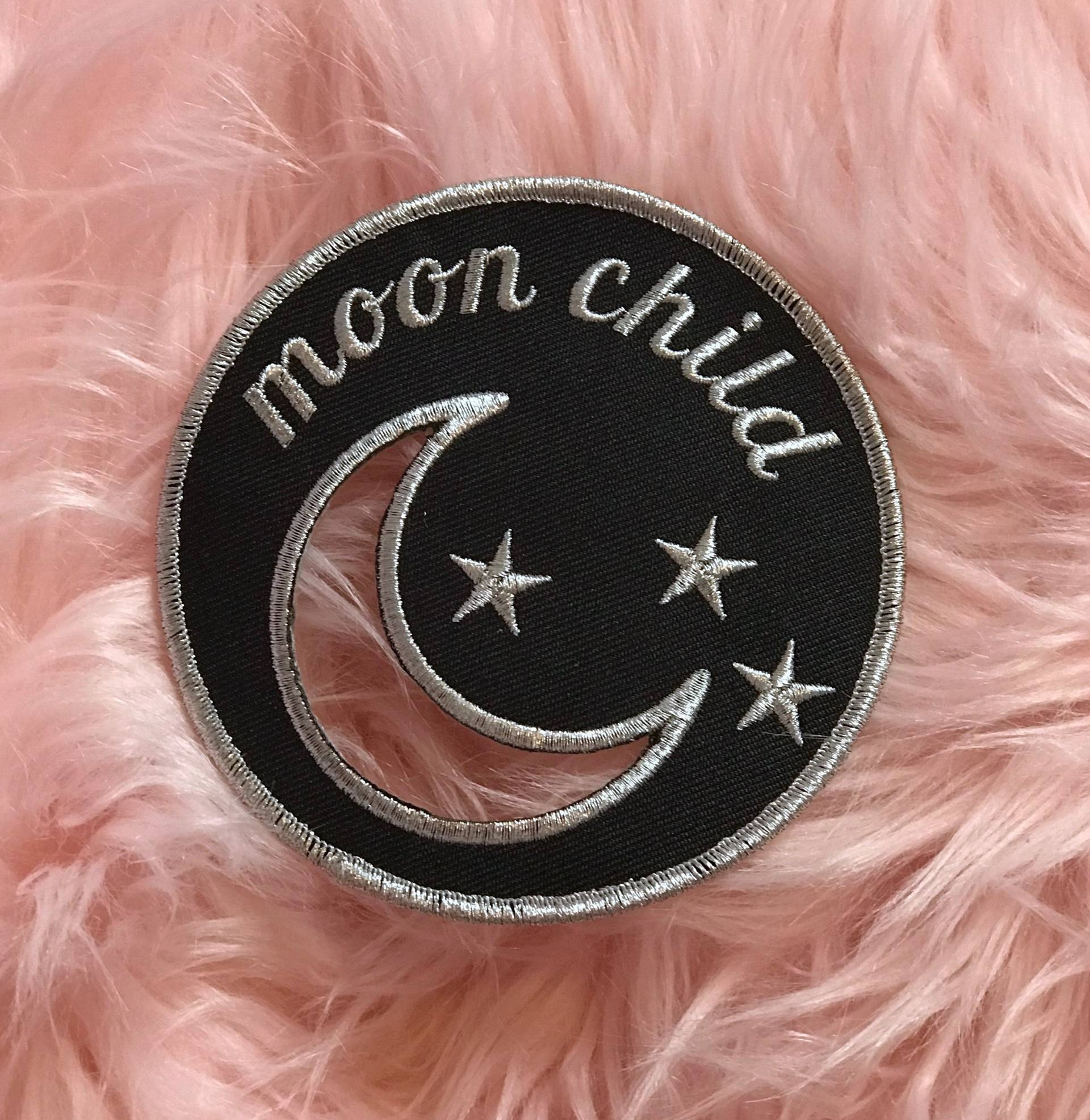 Mond Kind Silber & Schwarz Bügelbild Ausschnitt Patch Gewebt Gesticktes Abzeichen Crescent Stars Emo Gothic Goth Grunge Hexe Witchy Metallic Larme von FeverDreamBoutique