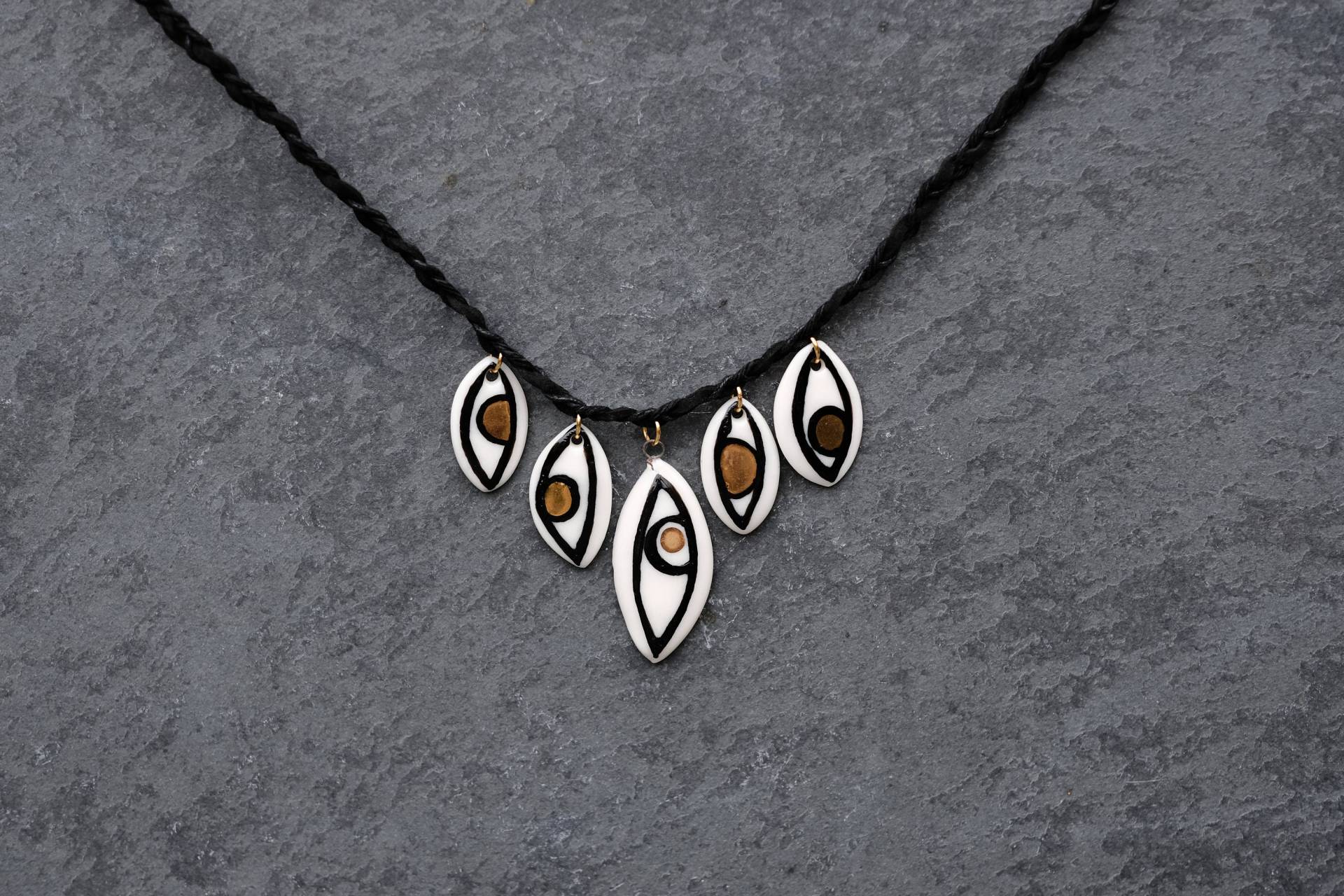 Handgefertigte Evil Eye Porzellanschmuck Halskette Handgefertigte Evil Eye Porzellanschmuck Halskette von FharStudio