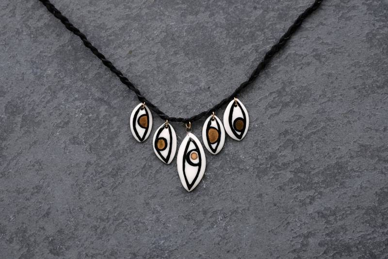 Handgefertigte Evil Eye Porzellanschmuck Halskette Handgefertigte Evil Eye Porzellanschmuck Halskette von FharStudio