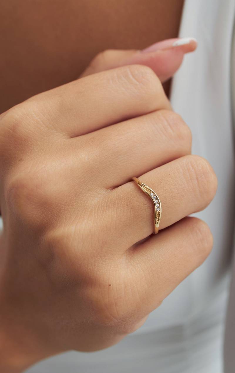 14K Solid Gold Stacking Curve Diamantring, Zierliche Kurve Hochzeit Diamantring Für Frauen, Einfache Stapelbare Ehering, Dünner Passender Ring von FiEMMA