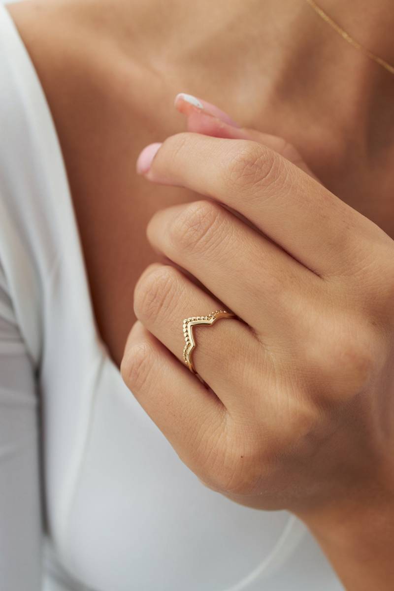Perlen V-Förmiger Stapelbarer 14K-Goldring, Gebogener Bandring, Echter Goldschmuck, Passender Ehering von FiEMMA